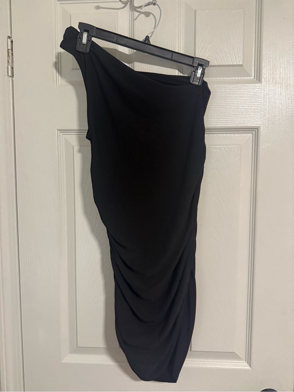 Black One-Shoulder Ruched Dress - Picture 2 of 3